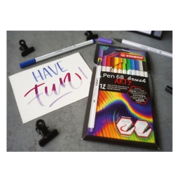 Fixy so štetcovým hrotom pre rôzne šírky čiar STABILO PEN 68 brush - ARTY, sada 12 ks (1)