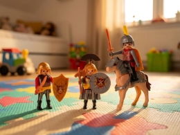 4pcs of plastic ancient soldier w/horse & accessories in WBX (1)