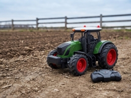 Kids Globe Farming 22,5cm BO R/C 2,4GHz plastic full function tractor in OTB (1)
